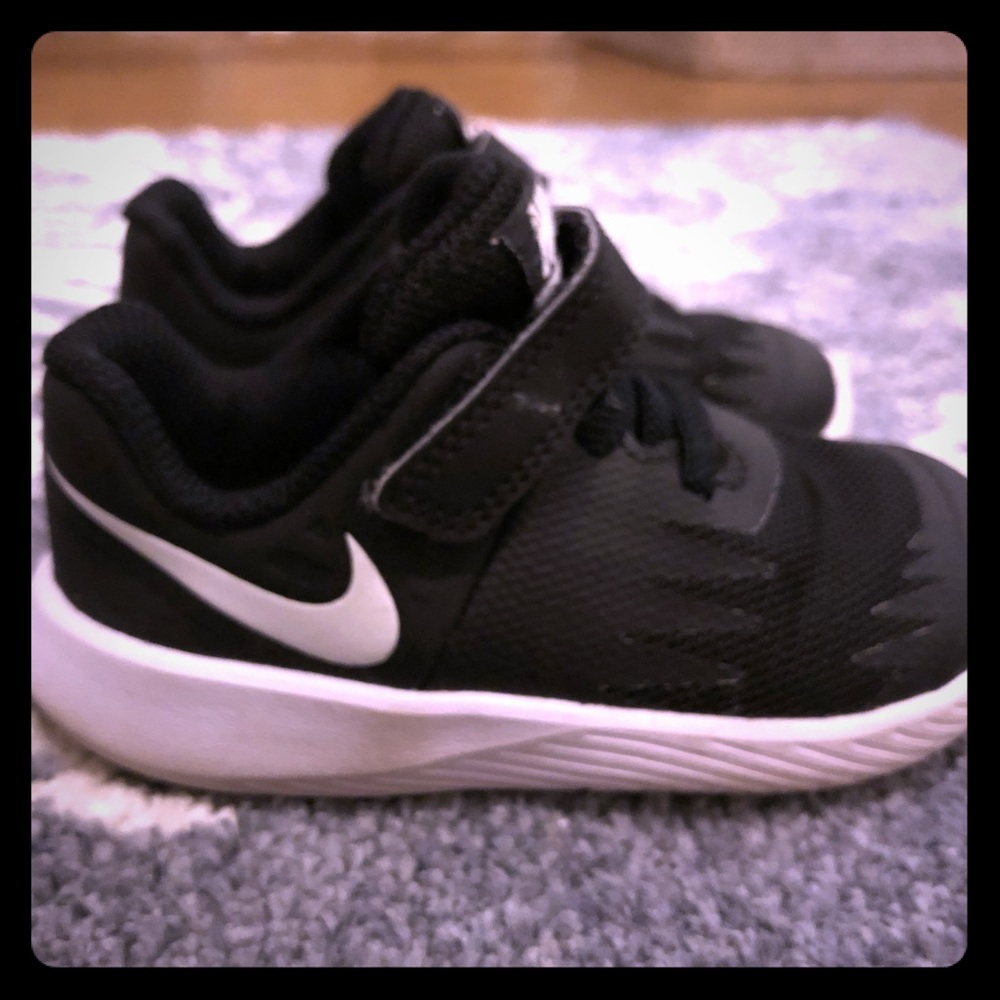 Nike toddler tennis shoes size 6